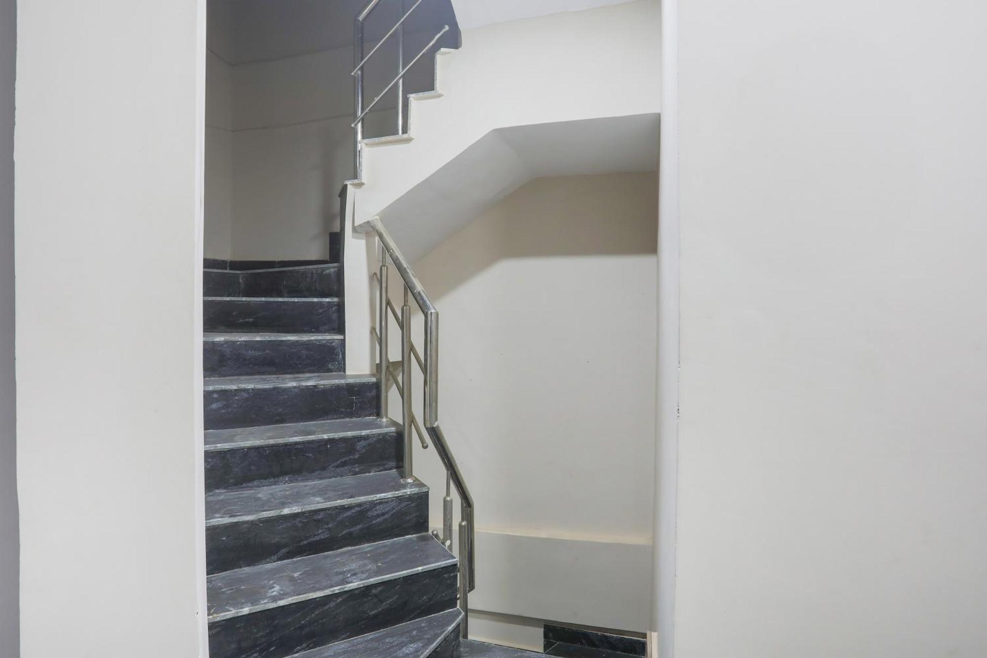 Hotel O S Grand Allāhābād Junction エクステリア 写真